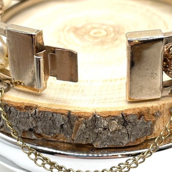 Vintage Unsigned Gold Tone Filigree Faux Pearl Bead Hinged Bangle Bracelet - Picture 3 of 12